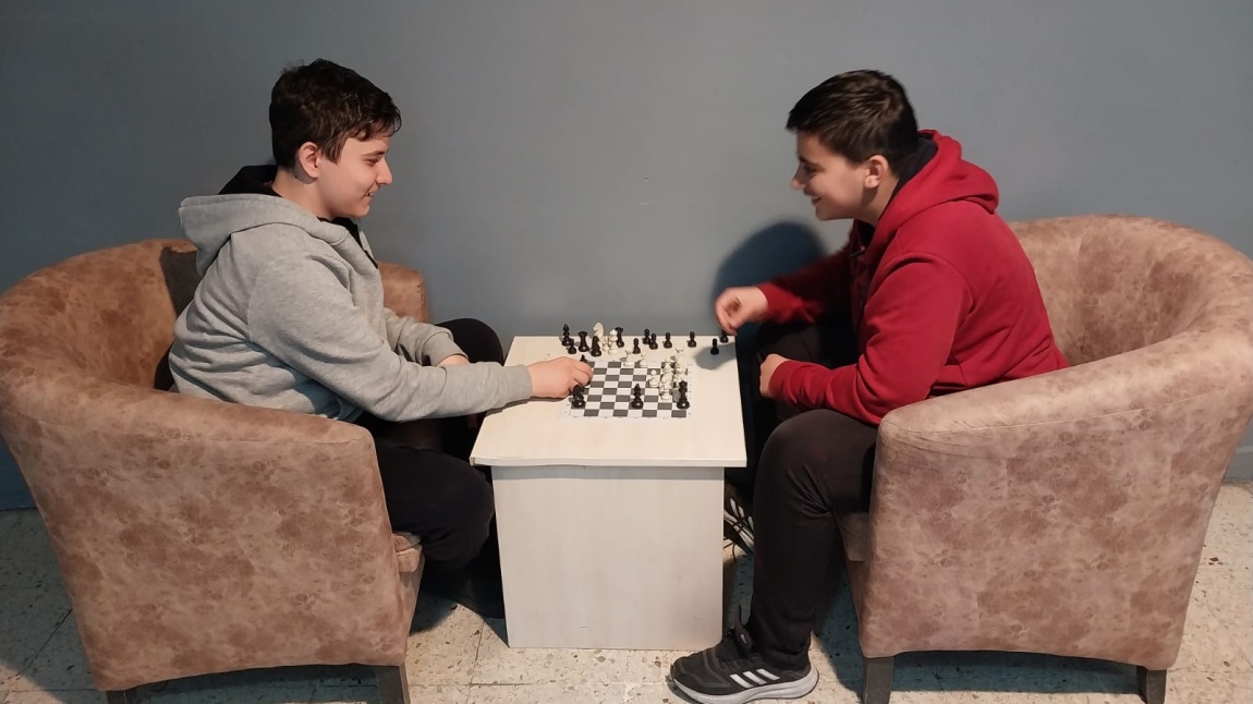 Satranç ve Masa Tenisi Oynayan Öğrencilerimizden Kareler..